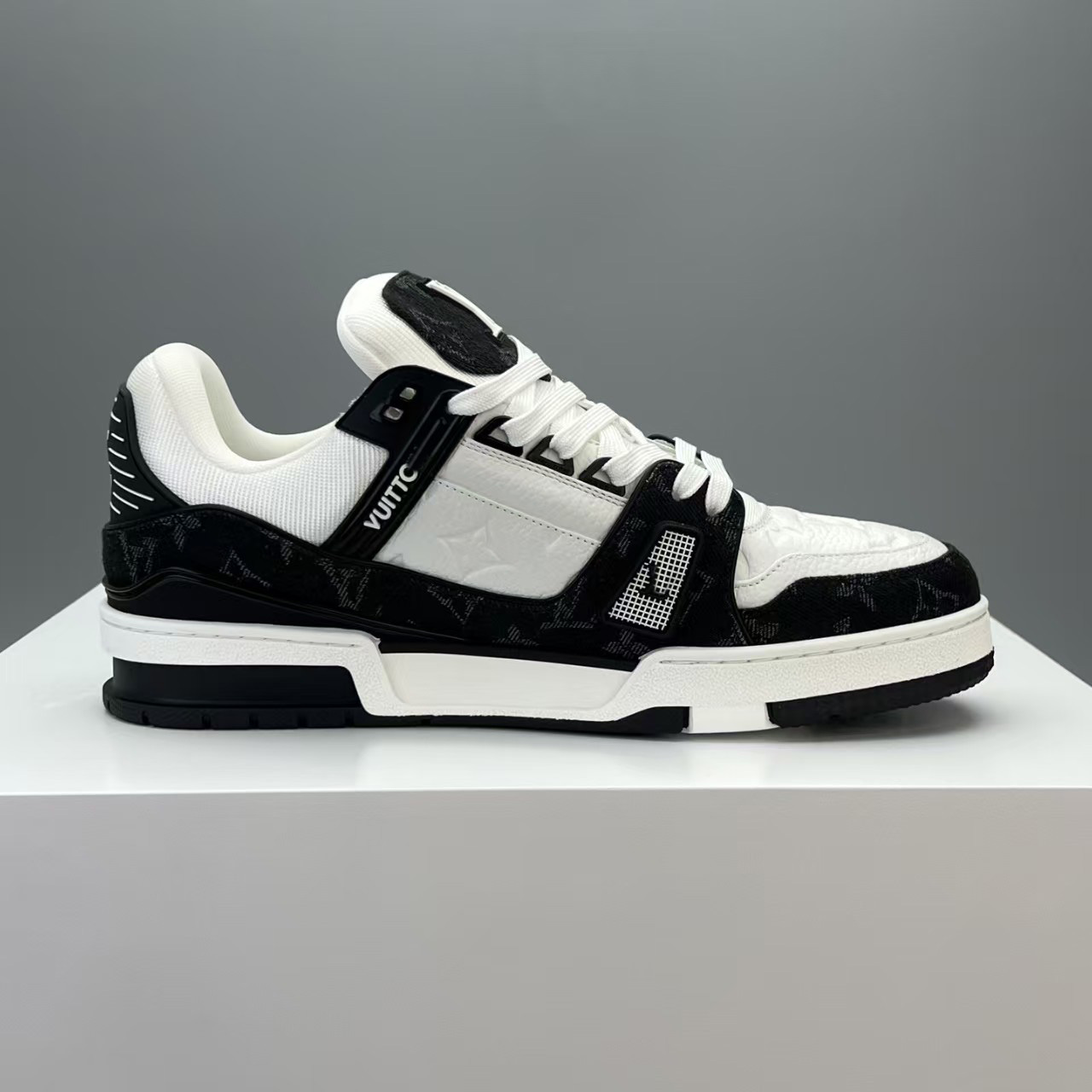 Designer lvs Skates Sneakers shoes Men Women Cowhide Leather Low Top Casual Vintage Shoes Non-Slip Rubber Outsole trainers