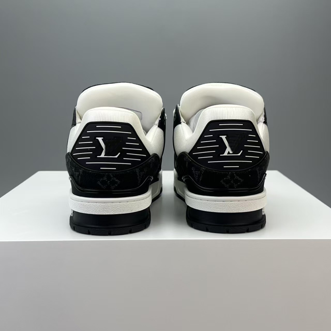 Designer lvs Skates Sneakers shoes Men Women Cowhide Leather Low Top Casual Vintage Shoes Non-Slip Rubber Outsole trainers
